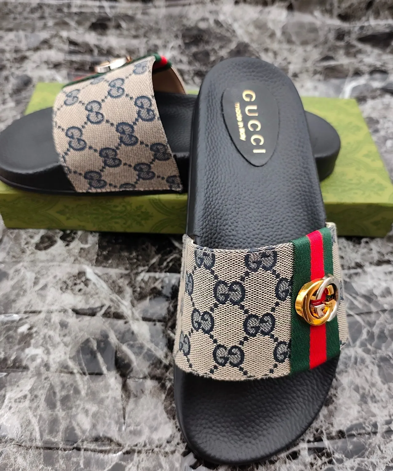 👟👟Ex-factory price 260👟👟 (available all year round), same style for men and women, size 35--48. Couple style🎗Louis Vuitton "LV" slippers, a much-anticipated one, so beautiful that it will melt your hearts❤! It is simply a masterpiece of extraordinary craftsmanship. It is a must-have for everyone. It is made by open mold. It feels Q-bounce and super soft on the feet. It is super delicate on the feet. It is an exclusive model. There are many layouts, so there is always one you like🎉🎉